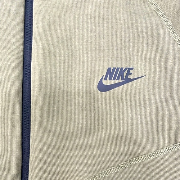 NWT! NIKE tech - Green - Size Medium - Picture 11 of 11